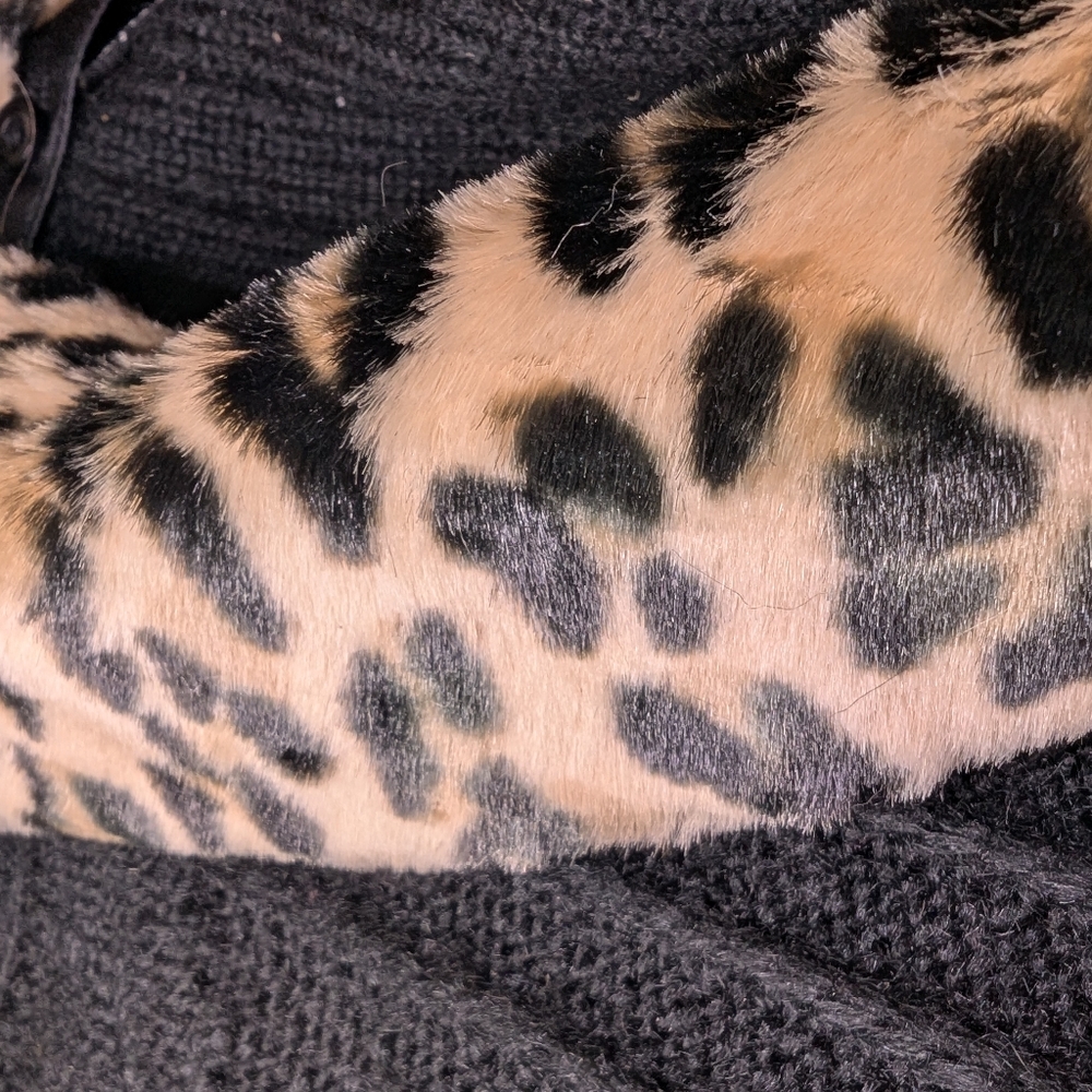 Black Cardigan with Leopard Fur Collar - Picture 6 of 8